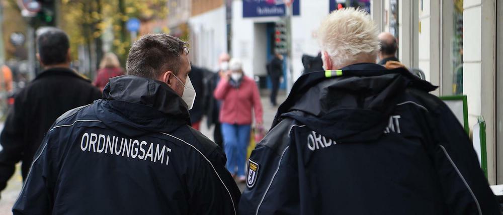 In der Bergmannstraße galt mal eine Maskenpflicht: Beschäftigte des Ordnungsamts kontrollieren, ob die Passanten eine Mund-Nase-Bedeckung tragen.