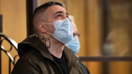 Anis Mohamed Youssef Ferchichi, bekannt unter dem Künstlernamen Bushido, sitzt als Nebenkläger im Prozess gegen den Chef eines bekannten arabischstämmigen Clans und drei seiner Brüder in einem Gerichtssaal. Der Clanchef und seine Brüder stehen unter anderem wegen schwerer räuberischer Erpressung, Freiheitsberaubung und gefährlicher Köperverletzung vor Gericht.
