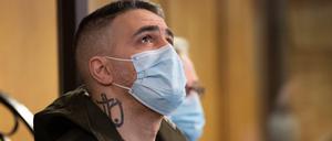 Anis Mohamed Youssef Ferchichi, bekannt unter dem Künstlernamen Bushido, sitzt als Nebenkläger im Prozess gegen den Chef eines bekannten arabischstämmigen Clans und drei seiner Brüder in einem Gerichtssaal. Der Clanchef und seine Brüder stehen unter anderem wegen schwerer räuberischer Erpressung, Freiheitsberaubung und gefährlicher Köperverletzung vor Gericht.