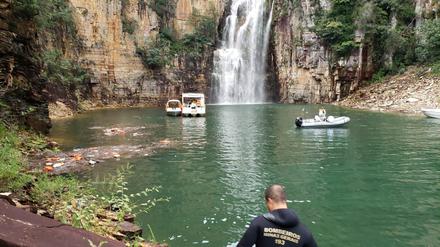 Felsen stürzt auf Boote: Retter an der Unglücksstelle in Brasilien