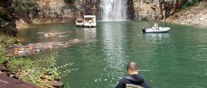 Felsen stürzt auf Boote: Retter an der Unglücksstelle in Brasilien