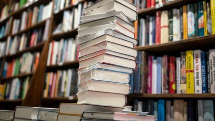 Ein Stapel neuer Bücher auf einem Verkaufstisch in einer Buchhandlung.