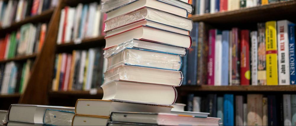 Ein Stapel neuer Bücher auf einem Verkaufstisch in einer Buchhandlung.