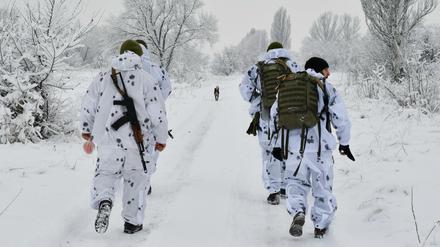 Ukrainische Soldaten bewegen sich Ende 2021 in der Region Donezk.