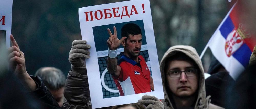 „Sieg!“ – Serbische Djokovic-Anhänger demonstrieren gegen das Festhalten ihres Idols in einem australischen Abschiebehotel.