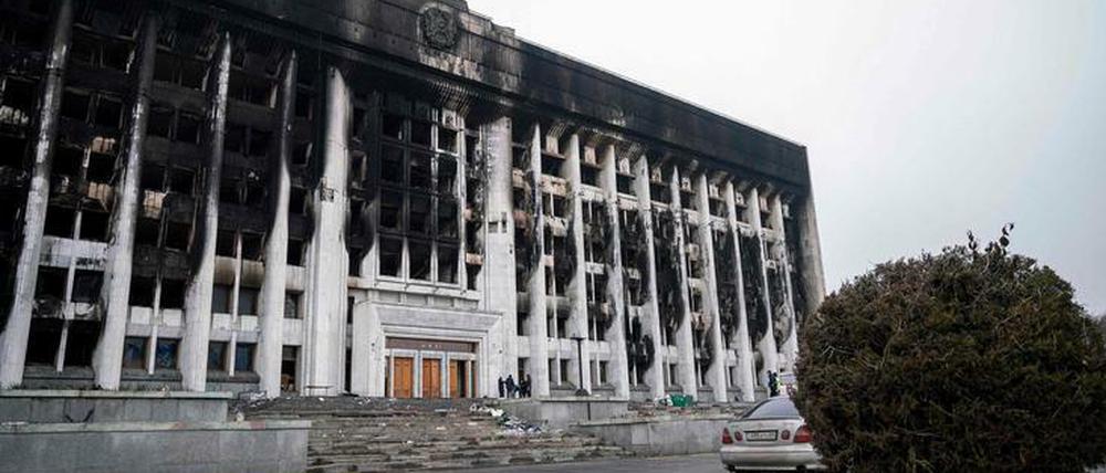 Russgeschwärzte Fassade eines bei Protesten ausgebrannten Rathauses in Almaty, Kasachstan.