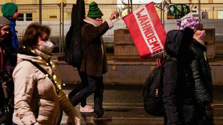Transparent "Wahndemie" inmitten eines Aufmarschs von Verschwörungsideologen in Berlin.