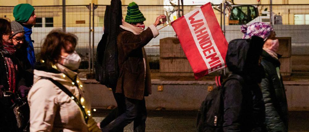 Transparent "Wahndemie" inmitten eines Aufmarschs von Verschwörungsideologen in Berlin.