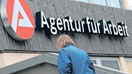 Eine Frau ist in Wiesbaden (Hessen) auf dem Weg zur Agentur für Arbeit.
