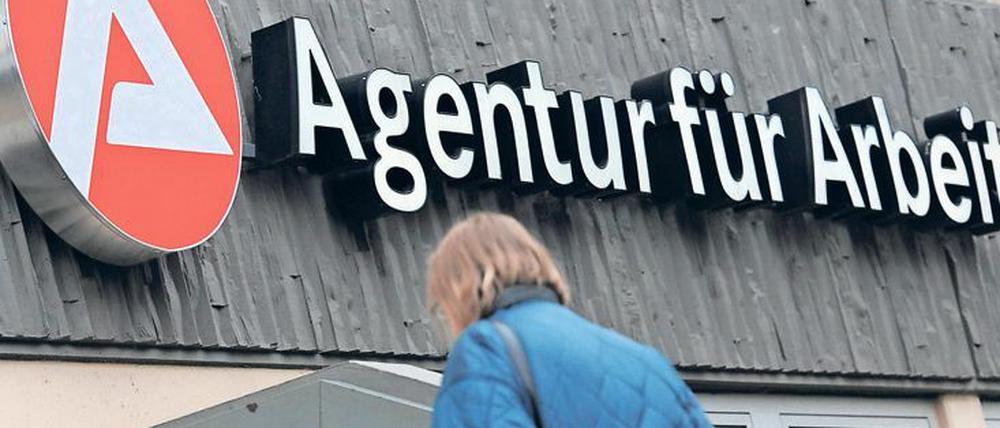 Eine Frau ist in Wiesbaden (Hessen) auf dem Weg zur Agentur für Arbeit.
