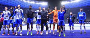 Es ist nicht alles schlecht. Kurz vor Weihnachten stand die Mannschaft von Hertha BSC nach dem Sieg gegen Dortmund noch jubelnd vor der Ostkurve.