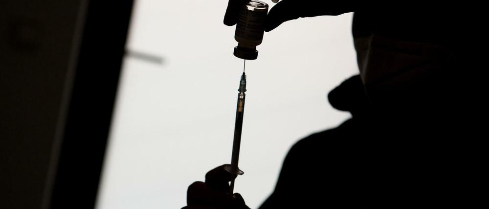 Der Impfstoffhersteller Pfizer rechnet mit jährlichen Corona-Impfungen.