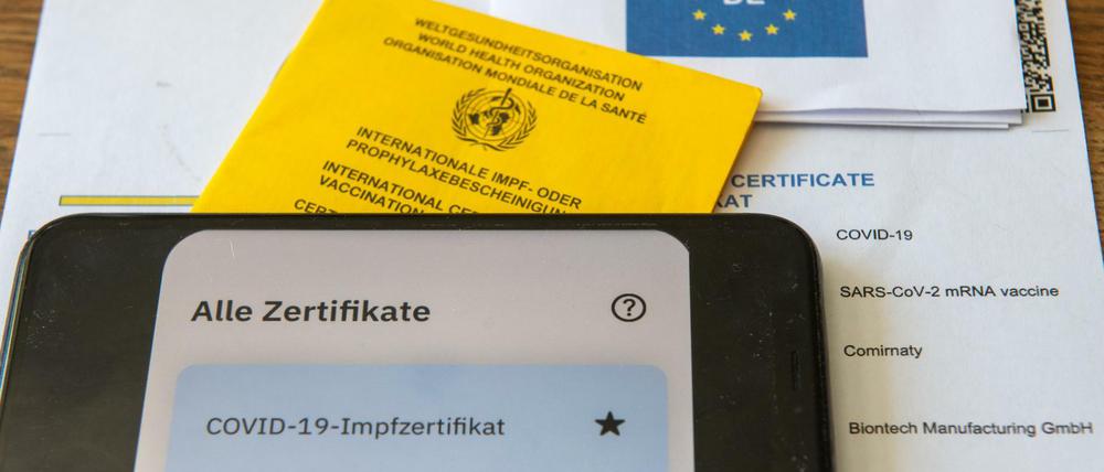 Ein Impfpass und ein digitaler Impfnachweis.