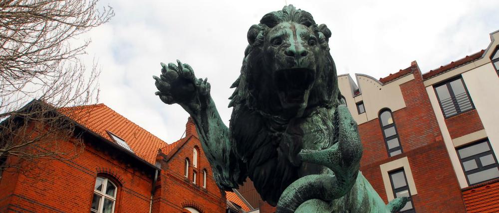 Der Löwe verteidigt sein Junges gegen eine Schlange: die Pfandkammer in der Wilsnacker Strasse.