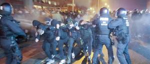 Eine Menschengruppe in Bautzen durchbricht eine Polizeiabsperrung und wird dabei von Einsatzkräften mit Pfefferspray besprüht.
