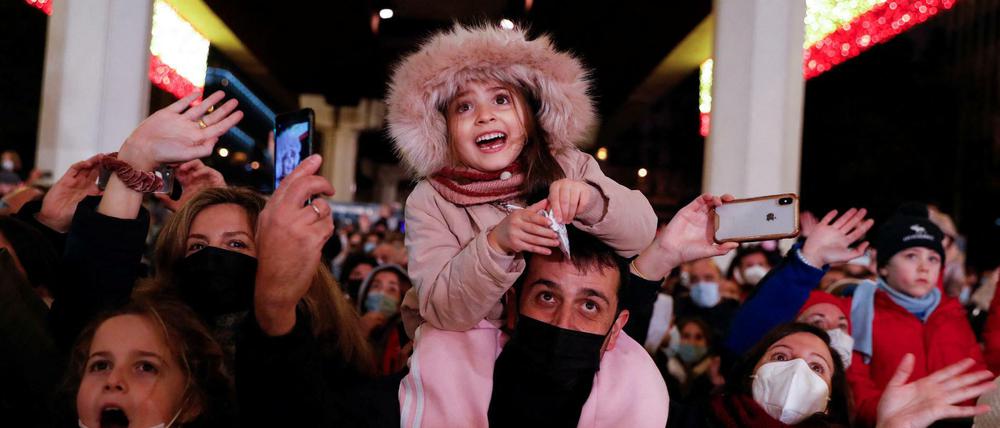 Ganz schön voll: Menschen auf der Parade in der Nacht vorm Dreikönigsfest 2022 in Madrid.