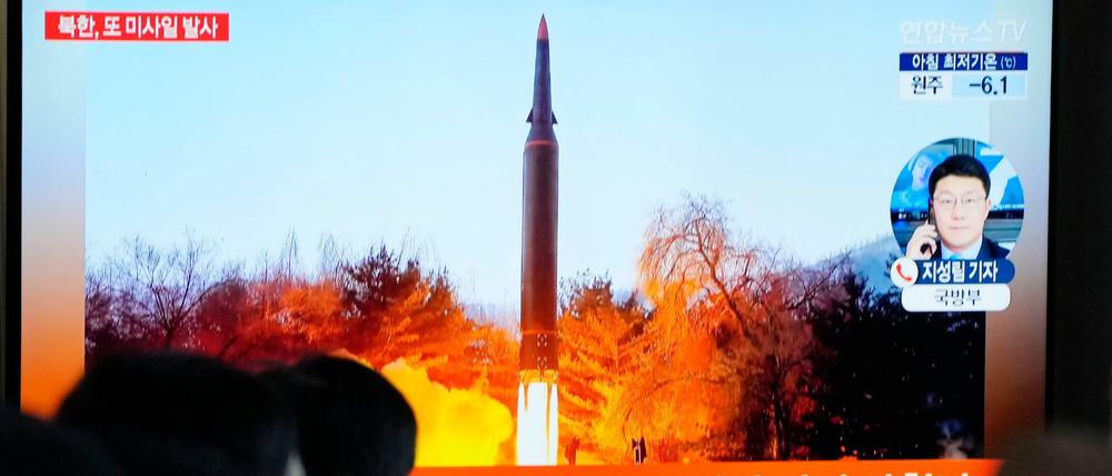 Bericht im südkoreanischen Fernsehen über einen Raketenstart des Nordens (mit einem Archivbild)