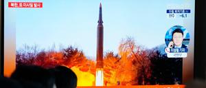 Bericht im südkoreanischen Fernsehen über einen Raketenstart des Nordens (mit einem Archivbild)
