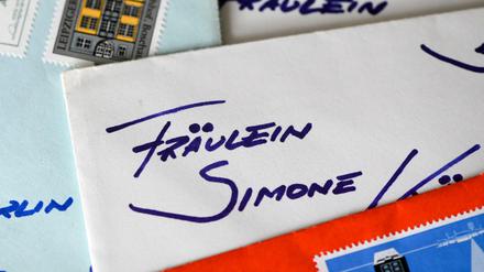 Auf einem Briefumschlag aus dem Jahr 1986 steht "Fräulein Simone". 