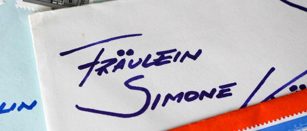 Auf einem Briefumschlag aus dem Jahr 1986 steht "Fräulein Simone". 