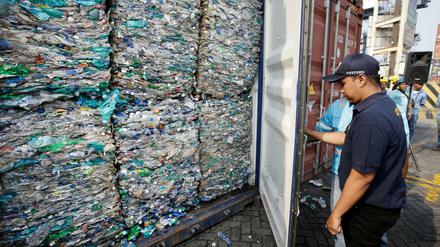 Plastikmüll in einem Container am Hafen von Tanjung Priok in Indonesien (Symbolbild)