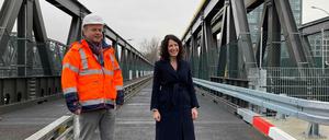 Verkehrssenatorin Bettina Jarasch (Grüne) eröffnet die neue Behelfsbrücke der Elsenbrücke.