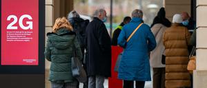 Besucher vor dem Museum Barberini in Potsdam, 2021.