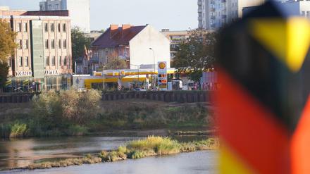 Blick von Deutschland aus nahe der deutsch-polnischen Grenze auf eine Tankstelle in Polen.