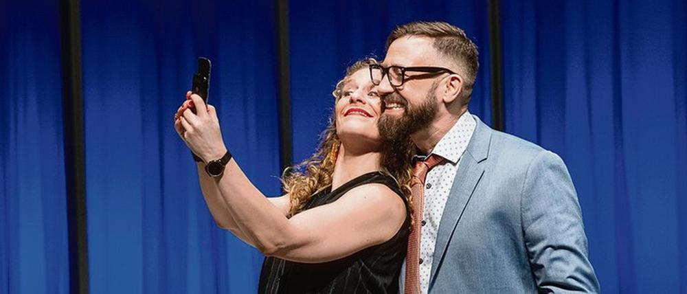 Dating auf Bestellung. Sarah (Alessija Lause) und Gabriel (Bürger Lars Dietrich). 