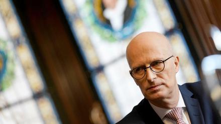 20.12.2021, Hamburg: Peter Tschentscher (SPD), Erster Bürgermeister und Präsident des Senats der Freien und Hansestadt Hamburg, während eines Interviews im Bürgermeisteramtszimmer im Rathaus. (zu dpa "Tschentscher sieht bei Haushalt keinen Raum für neue Wünsche") Foto: Marcus Brandt/dpa +++ dpa-Bildfunk +++