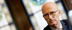 20.12.2021, Hamburg: Peter Tschentscher (SPD), Erster Bürgermeister und Präsident des Senats der Freien und Hansestadt Hamburg, während eines Interviews im Bürgermeisteramtszimmer im Rathaus. (zu dpa "Tschentscher sieht bei Haushalt keinen Raum für neue Wünsche") Foto: Marcus Brandt/dpa +++ dpa-Bildfunk +++