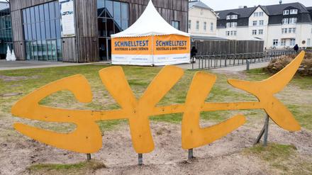 Ein Corona-Testcenter steht in Wenningstedt auf Sylt.