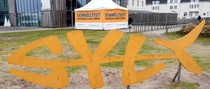 Ein Corona-Testcenter steht in Wenningstedt auf Sylt.