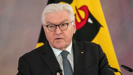 Bundespräsident Steinmeier spricht zu den Gästen der Diskussion über Impfpflicht im Berliner Schloss Bellevue.