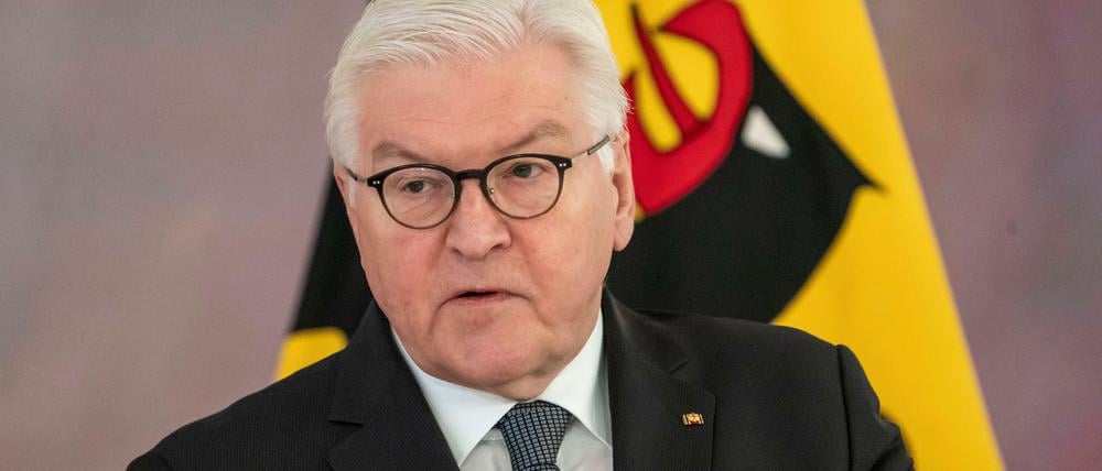 Bundespräsident Steinmeier spricht zu den Gästen der Diskussion über Impfpflicht im Berliner Schloss Bellevue.
