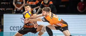 Ruben Schott (l.) und Santiago Danani müssen mit den BR Volleys vorerst pausieren.