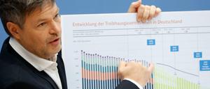 Wirtschaftsminister Robert Habeck präsentiert eine Grafik über die Entwicklung des deutschen CO2-Austoßes