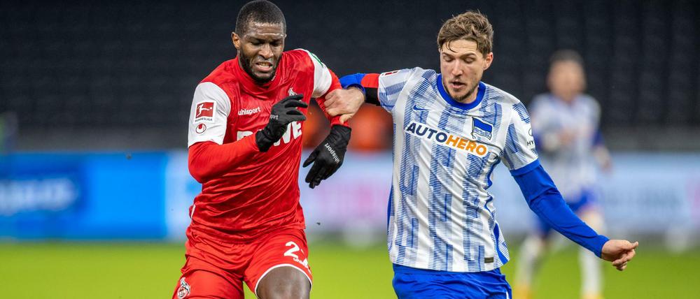 Anthony Modeste (li.) setzte sich mit dem 1. FC Köln gegen Niklas Stark und Hertha BSC durch. 
