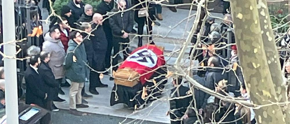 Eine Trauerfeier mit einer Hakenkreuz-Fahne hat in Italien für Empörung gesorgt.