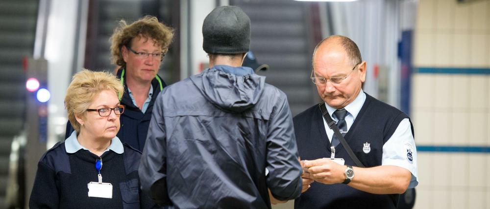 Kann teuer werden: Fahrscheinkontrolle.