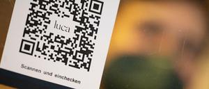 QR-Comeback: Ein Code, der mit der Luca-App zur Kontaktnachverfolgung gescannt werden kann, an einer Schutzscheibe in einem Geschäft.