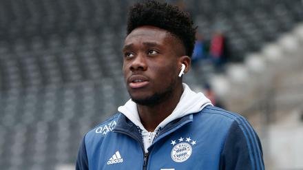 Alphonso Davies wird dem FC Bayern München nach seiner Corona-Infektion wegen einer Herzmuskelentzündung länger fehlen. 