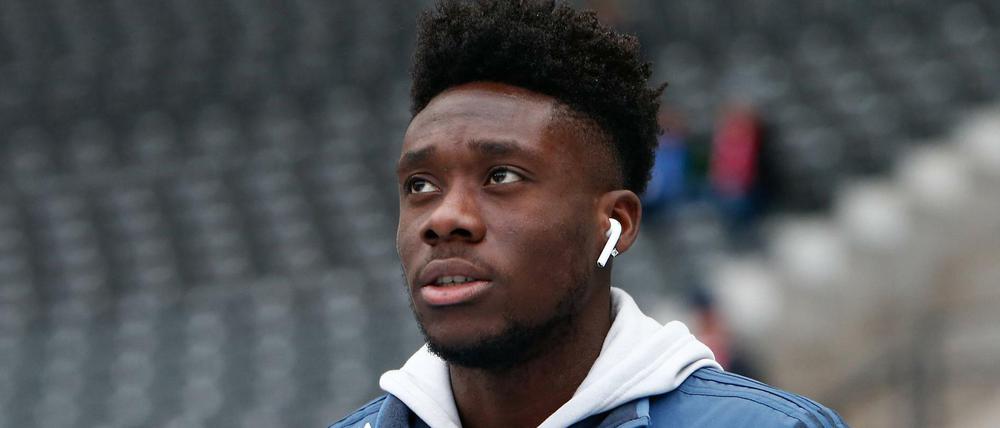 Alphonso Davies wird dem FC Bayern München nach seiner Corona-Infektion wegen einer Herzmuskelentzündung länger fehlen. 