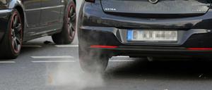 Abgase kommen aus dem Auspuff eines Opel (Symbolbild).