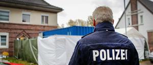 Kindesmissbrauchskomplex Bergisch Gladbach: Ein Haus wird von der Polizei mit Unterstützung des THW durchsucht.