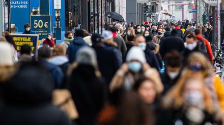 Zahlreiche Menschen mit Mund-Nasen-Schutz sind auf der Berliner Einkaufsmeile Tauentzienstraße unterwegs.