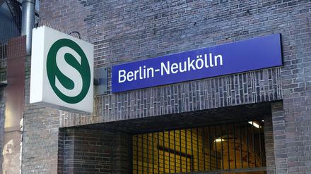 Am vergangenen Samstagabend wurde der 24-Jährige auf dem Bahnhof Neukölln angegriffen.