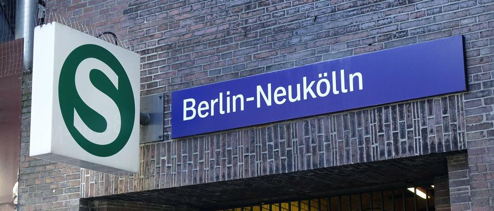 Am vergangenen Samstagabend wurde der 24-Jährige auf dem Bahnhof Neukölln angegriffen.