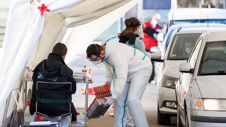Ein medizinischer Mitarbeiter bereitet PCR-Tests an einem Drive-in-Teststandort vor. (Symbolbild)