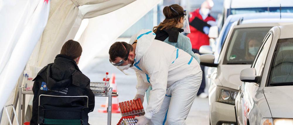 Ein medizinischer Mitarbeiter bereitet PCR-Tests an einem Drive-in-Teststandort vor. (Symbolbild)